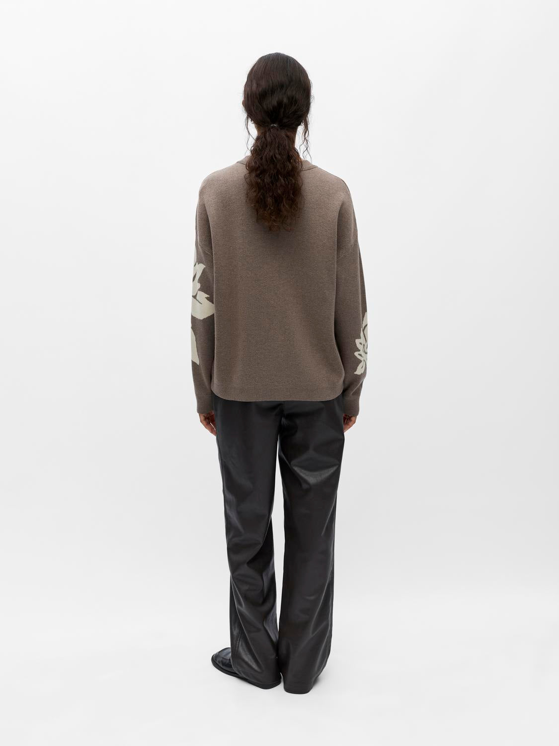 model_shot-back